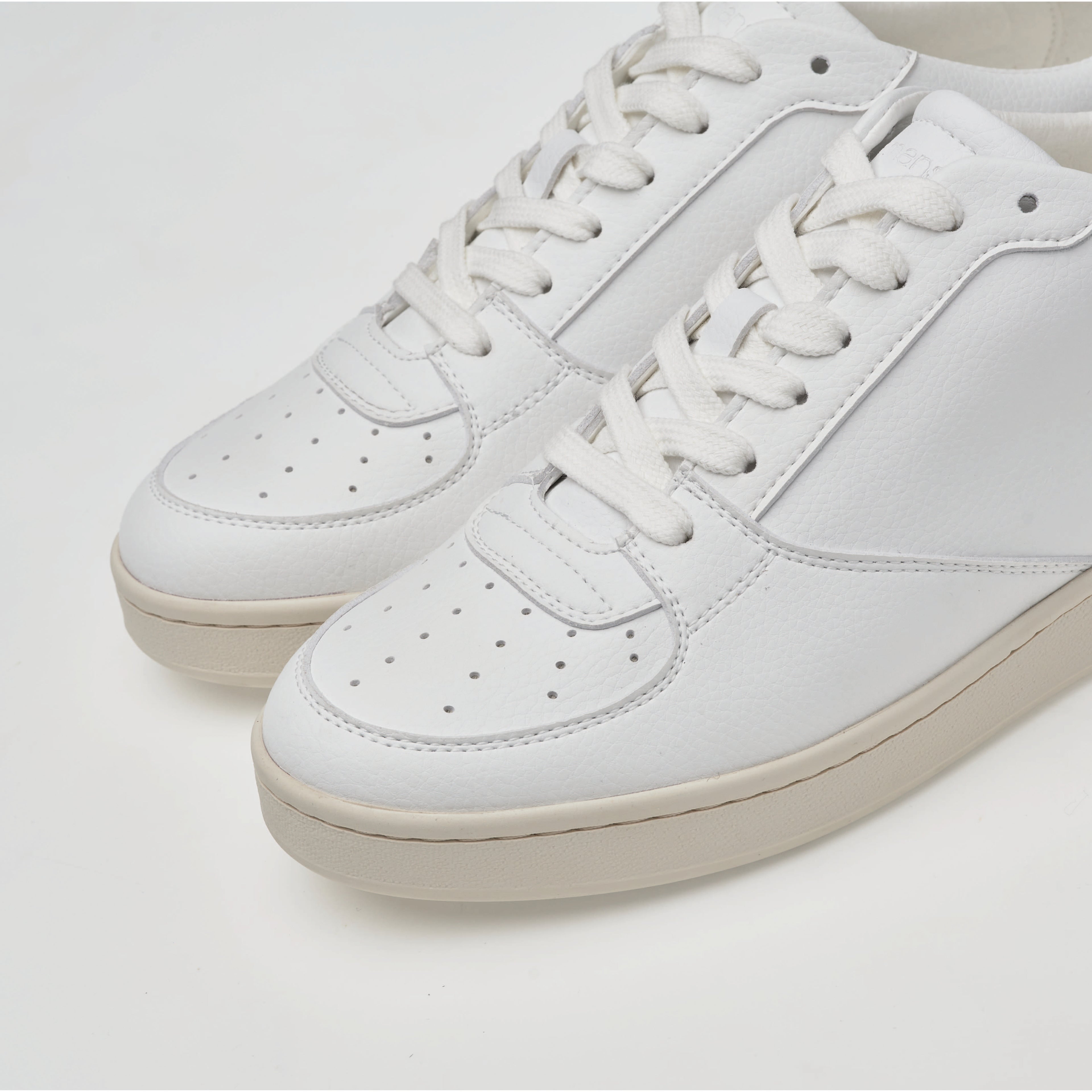 Eden V3 Sustainable Sneaker White Close Up